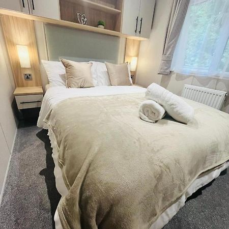 Joema Lodge With Hot Tub Йорк Екстериор снимка